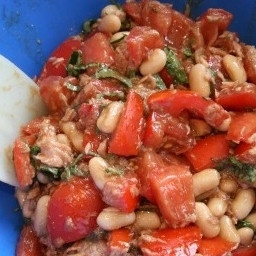 1. Этап. Салат с фасолью и тунцом: Салат с фасолью и тунцом готов. Приятного аппетита!