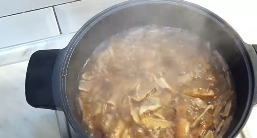 1. Этап. Грибная юшка (суп с грибами): 4. Далее добавьте белые грибы, картофель, предварительно отваренную фасоль. Добавьте необходимое количество кипящей воды, перемешайте и оставьте на 10 минут.