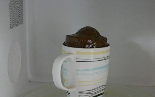1. Этап. Шоколадный кекс за 5 минут: Поставьте в микроволновку на 3 минуты с мощностью 1000 ватт.