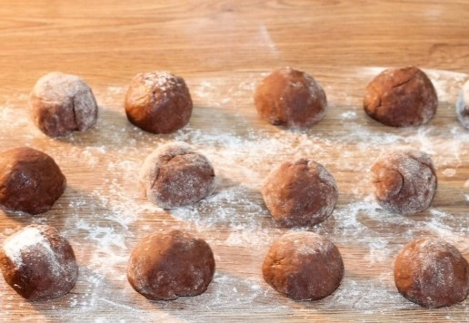 1. Этап. Шоколадное печенье с черешней на сгущенке: 9. Делим тесто на 15 равных частей и округляем.