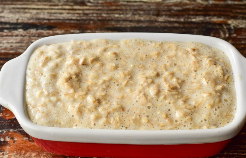 1. Этап. Овсяное суфле: Форму смажьте растительным маслом. Выложите овсяное суфле.