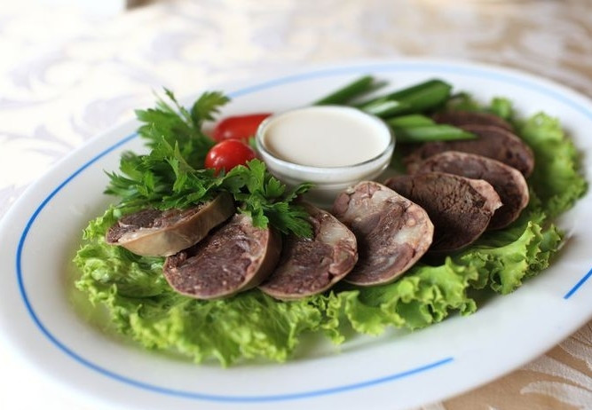 1. Этап. Чужук из конины: 4. далее колбаски полностью остужаются, охлаждаются в холодильнике. и только после этого нарезаются и подаются. Приятного аппетита!