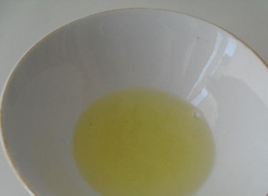 1. Этап. Смородиновый мусс: Отделяем белок от желтка, желток нам будет не нужен.