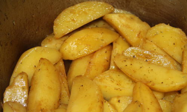 1. Этап. Запеченный картофель под соусом: Со сваренного картофеля сливаем воду и заливаем соус. Накрываем кастрюлю крышкой и хорошенько трусим, чтобы соус равномерно распределился.