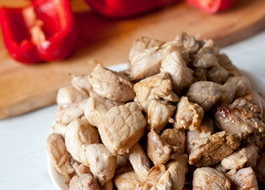 1. Этап. Свинина тушеная с болгарским перцем: Мясо режем на одинаковые кусочки и обжариваем до золотистой корочки 4-5 минут.