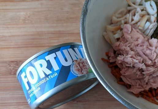 1. Этап. Салат Дары Посейдона: Добавляем слегка размятый тунец. У меня - тунец полосатый рубленый ТМ FORTUNA. Его нет необходимости разминать.