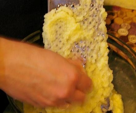 1. Этап. Цеппелины: Сырой картофель почистите, промойте и натрите на мелкой тёрке.