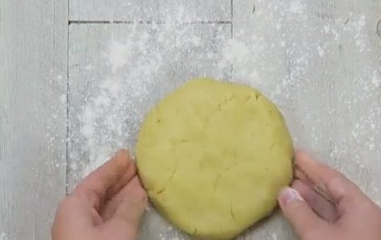 1. Этап. Песочное печенье Лебеди: 1. Приготовьте песочное тесто: взбейте яйцо с сахаром, пока смесь не станет пенистой. Затем добавьте просеянную муку, коричневый сахар, соль и хорошо перемешайте. Добавьте кусочки сливочного масла и замесите однородное тесто. Заверните тесто в пищевую пленку и оставьте в холодильнике на 1 час.