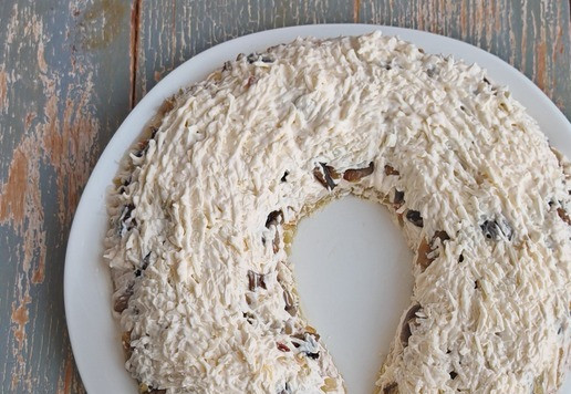 1. Этап. Салат с индейкой и грибами Подкова: Сыр натереть на мелкой терке, смешать с майонезом, распределить четвертым слоем.