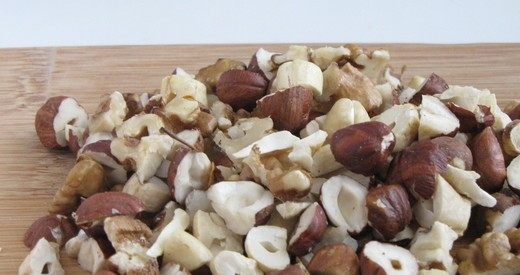 1. Этап. Шоколадная помадка: Возьмите любые орехи и порубите их. Здесь я использую очищенный лесной орех.