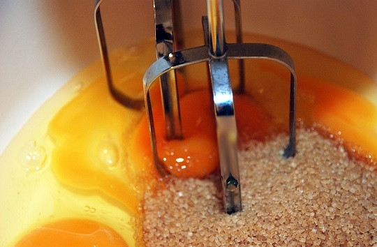 1. Этап. Лапшевник с яйцом: 5. В глубокой мисочке взбейте яйца с сахаром. Влейте тонкой струйкой молоко.