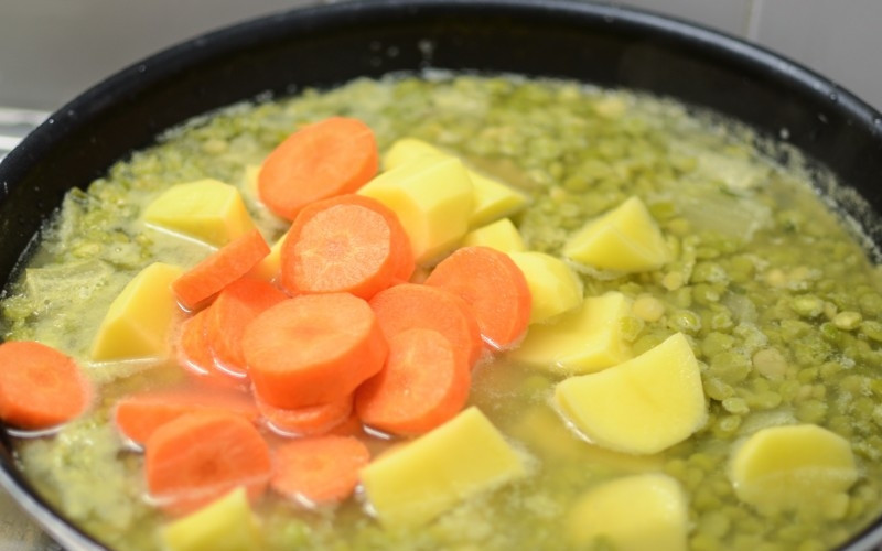 1. Этап. Густой гороховый суп: Через 30 минут добавьте картофель и морковь и варите еще полчаса.