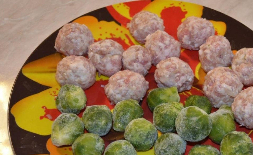 1. Этап. Фрикадельки с овощами: Фарш смешала с отварным рисом, яйцом, специями и добавила лука мелко порезанного. Сформировала фрикадельки. Капуста у меня была замороженная.