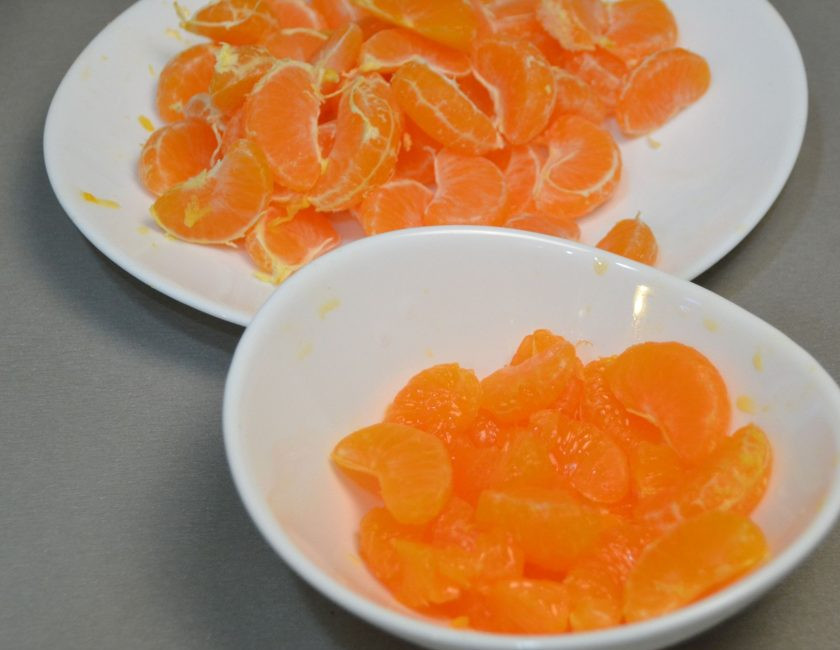 1. Этап. Мандариновый торт на Новый год: Мандарины разберите на дольки, очистите от белых прожилок.