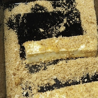 1. Этап. Тофу в кляре: 3. Панируйте тофу в сухарях.