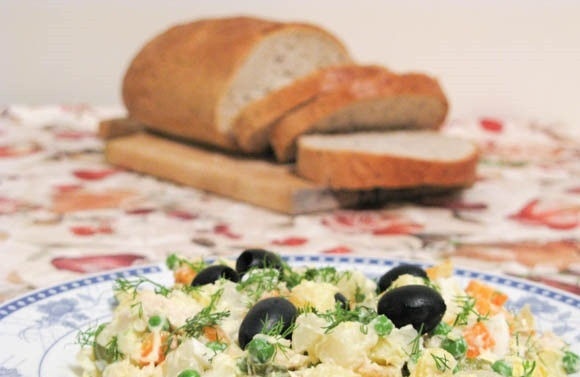 1. Этап. Оливье французский: 5. Отправьте салат в холодильник на 1 час, затем подавайте украсив маслинами.