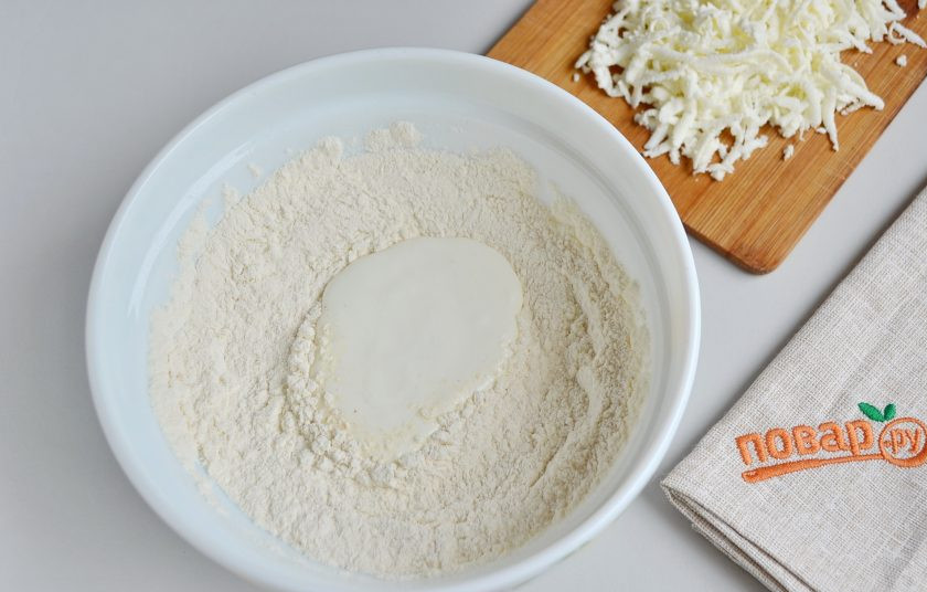 1. Этап. Диетические йогуртовые булочки: 3. Добавьте греческий йогурт. Начните ложкой замешивать тесто.