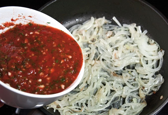 1. Этап. Кислые щи из утки: 6. Когда сало вытопится, вводим лук, жарим его до золотистого цвета. В конце выливаем наш соус, перемешиваем все и добавляем немного воды. Тушим около 5 минут на слабом огне.