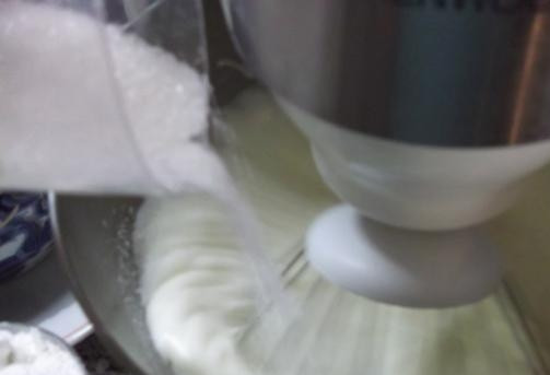 1. Этап. Кекс с клубничным вареньем: 2. Постепенно всыпаем к ним сахар, взбиваем до состояния густой пены.