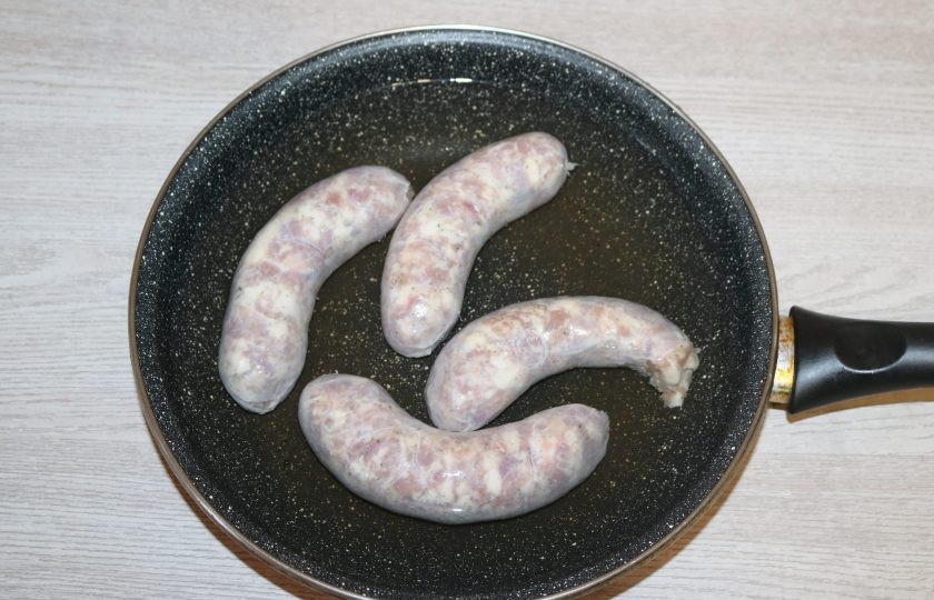 1. Этап. Коддл: Свиные колбаски залейте водой, поставьте на огонь, варите 10-15 минут.