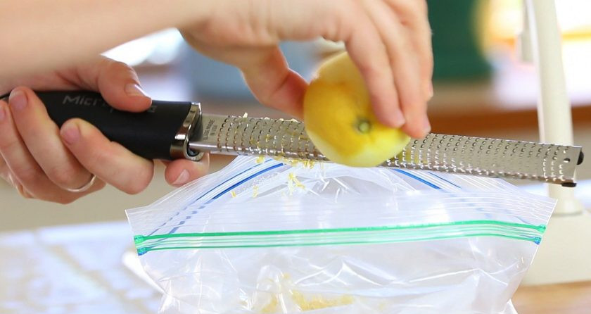 1. Этап. Креветки в соево-лимонном маринаде: 4. Туда же выжмите сок лимона, а также натрите его цедру.