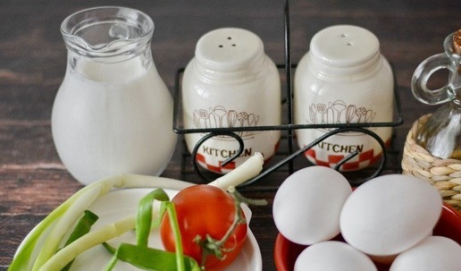 1. Этап. Омлет с помидорами и зелёным луком: Для приготовления омлета с помидорами и зеленым луком в духовке соберите все продукты. Тщательно вымойте яйца, помидор и зеленый лук.