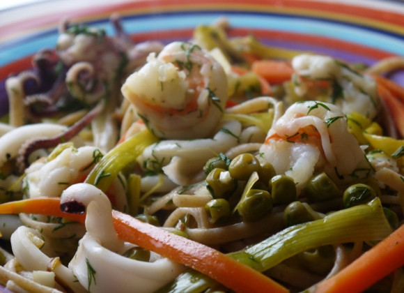 1. Этап. Жульен из морского коктейля: 6. Добавляем в конце зеленый горожек и зелень по вкусу. Вуаля! Наш жульен с морепродуктами в домашних условиях готов!