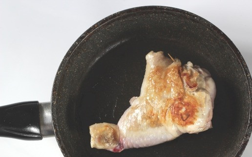 1. Этап. Фаршированный окорочок: Обжариваем на разогретой сковороде с двух сторон по 2-3 минуты до подрумянивания.