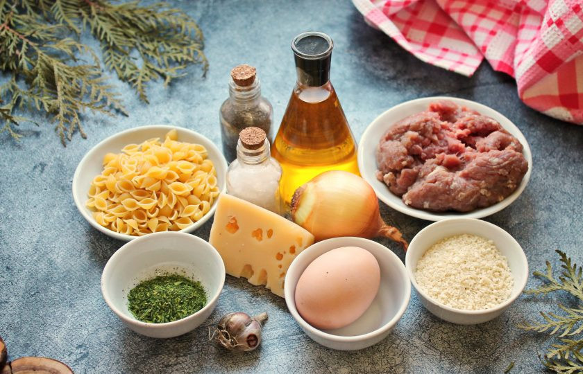 1. Этап. Макаронник с мясом: Подготовьте все необходимые ингредиенты для приготовления макаронника с фаршем.