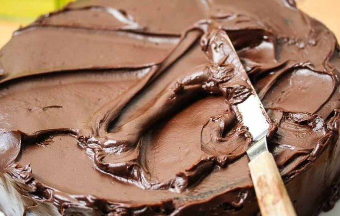 1. Этап. Торт с кусочками бисквита и фруктами: 6. Аккуратно торт переворачиваем, вынимаем из формы и обильно обмазываем со всех сторон шоколадной пастой. Готово!