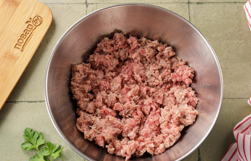 1. Этап. Ленивые голубцы в аэрогриле: Переложите фарш в глубокую миску.
