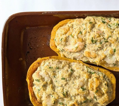 1. Этап. Тыква, фаршированная креветками и сыром: Начинить тыкву и выпекать 15 минут. Посыпать натёртым сыром и выпекать ещё 15-20 минут, ориентируясь на свою духовку.