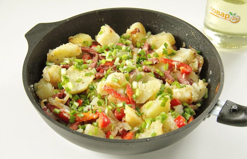 1. Этап. Картофель с копченой колбасой: Картофель с копченой колбасой готов. Посыпаем блюдо любой свежей зеленью и подаем к столу.