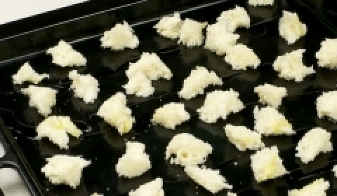 1. Этап. Салат Цезарь с кальмарами: С батона срезать корку. Мякиш нарвать руками или нарезать, уложить на противень, сбрызнуть маслом и отправить в разогретую духовку на несколько минут - пока крутоны не станут золотистыми.