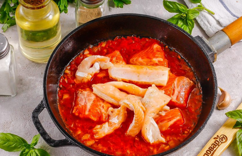 1. Этап. Лосось в томатном соусе: Кусочки лосося выложите в томатный соус, посолите и поперчите. Накройте сковороду крышкой и потушите все примерно 5-7 минут. Дольше готовить не нужно, если нарезка не крупная.