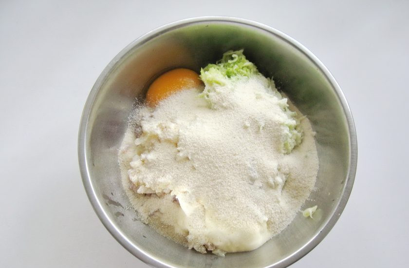 1. Этап. Рубленые куриные котлеты с кабачком: Насыпьте манную крупу.