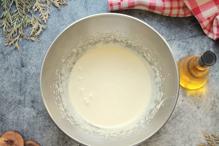 1. Этап. Турецкий шоколадный мокрый кекс: Влейте в яичную массу растительное масло и взбейте на малых оборотах до однородности.