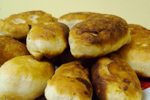 1. Этап. Пирожки на кефире с творогом: Наливаем в сковороду растительное масло, нагреваем его и обжариваем на масле пирожки со всех сторон до румяной золотистой корочки. Пирожки выходят восхитительные, но скушать их лучше побыстрее, творог, сами понимаете, недолговечен. Приятного всем аппетита!