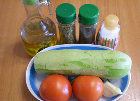 1. Этап. Запеченные кабачки с помидорами: 1. Приготовим продукты. Овощи тщательно вымойте, чеснок очистите.