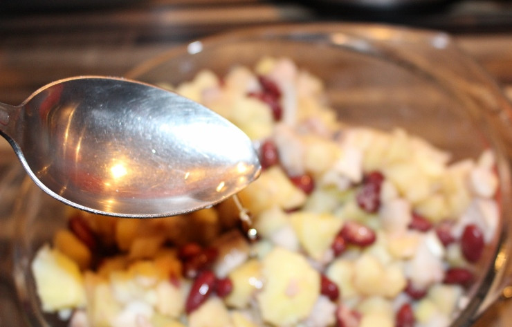 1. Этап. Салат Дмитрий: Вливаем 2 столовые ложки уксуса.