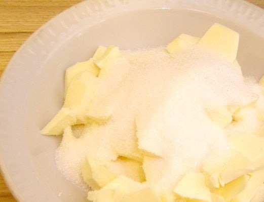 1. Этап. Простой крем для пирога: Сливочное масло нарезаем на кусочки, добавляем сахар или сахарную пудру и взбиваем миксером до однородности.