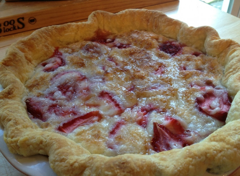 1. Этап. Пирог со сметанной заливкой: 2. Отправляйте пирог в разогретую духовку на 10 минут. Затем понизьте температуру духовки до 180 градусов, можете на минутку приоткрыть духовку, чтобы температура понизилась быстрее. Выпекайте пирог со сметанной заливкой при температуре 180 градусов еще 30 минут. Края должны стать золотисто-коричневыми.