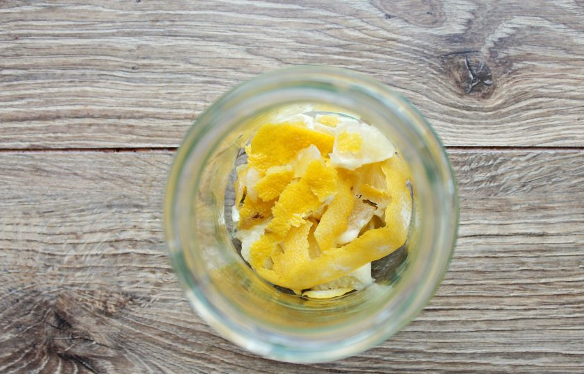 1. Этап. Мятно-лимонная настойка: Лимон тщательно вымойте и обсушите. Срежьте с лимона желтую часть и выложите ее в чистую банку. С лимона срежьте белую оболочку и порежьте мякоть на кусочки, добавьте к цедре.