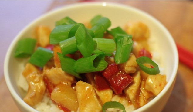 1. Этап. Курица в кисло-сладком соусе с рисом: Зеленый лук порежьте мелко, добавьте к нему кунжутное масло (это не обязательно). Подавайте готовую курицу в кисло-сладком соусе с рисом и луком.