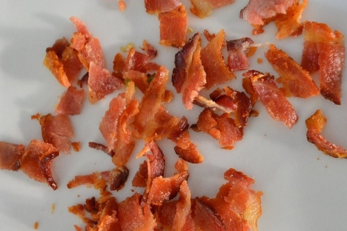 1. Этап. Салат из картофеля и кукурузы: 4. Тем временем обжарьте на сухой сковороде полоски бекона, разломайте хрустящий бекон на кусочки.