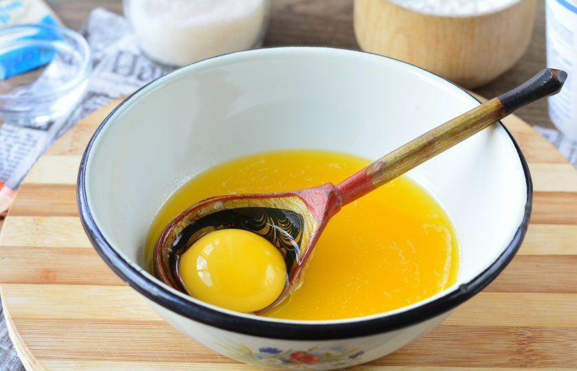 1. Этап. Кекс с творожным сыром: Растопите сливочное масло и остудите его. Затем вбейте куриное яйцо.