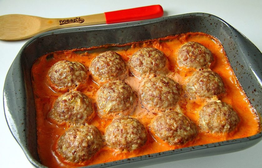 1. Этап. Тефтели в томатно-сливочном соусе: Запекайте тефтели в течение 40 минут при температуре 180 градусов.