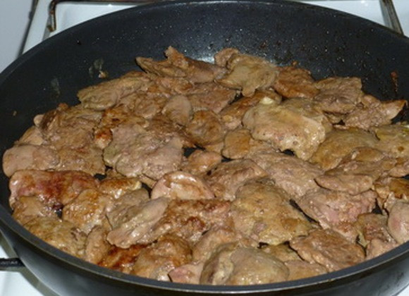 1. Этап. Куриная печень в сметане: Затем выключите плиту, всю печень сложите в сковороду и посолите по вкусу.