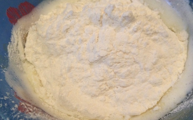 1. Этап. Цветная капуста запеченная в духовке со сливками: Сливочное масло растапливаем на водяной бане и постепенно начинаем всыпать муку. Тщательно размешиваем до однородности.