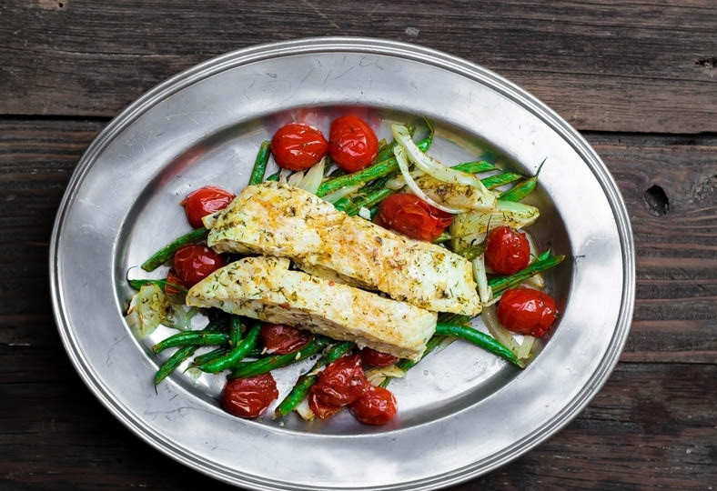 1. Этап. Запеченное филе палтуса: 5. Выложите в тарелку небольшое количество овощей, а поверх распределите пару кусочков рыбы. Приятного аппетита!